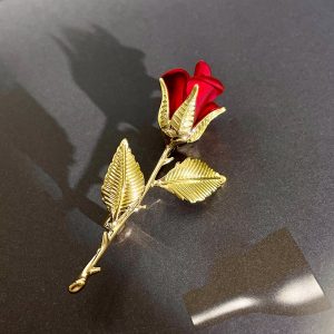 گل سینه زنانه مدل گل رز کد 15