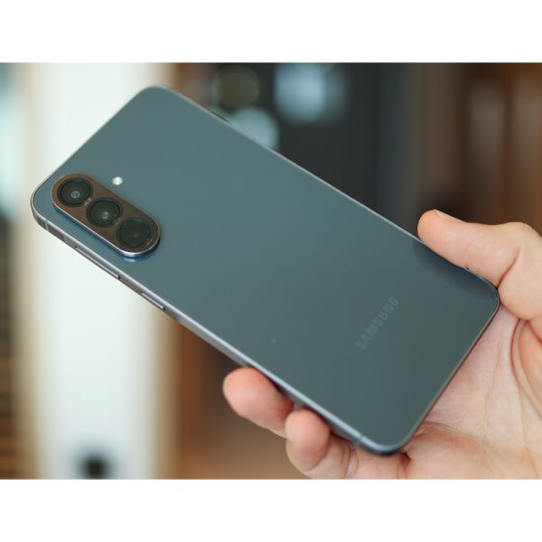 گوشی موبایل سامسونگ مدل Galaxy A56 دو سیم کارت ظرفیت 256 گیگابایت و رم 8 گیگابایت - ویتنام - به همراه شارژر 45 واتی سامسونگ، هدفون بلوتوثی انکر مدل Soundcore R50i، محافظ صفحه نمایش و قاب ژله‌ای