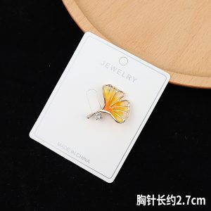 گل سینه زنانه مدل برگ جینکو